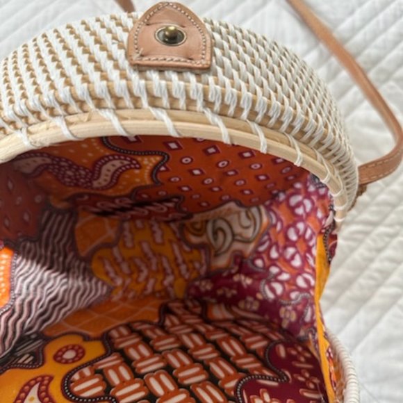 Stylish White and Tan Crossbody Bag - Picture 3 of 4